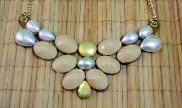 Maxi Colar Bege com Dourado